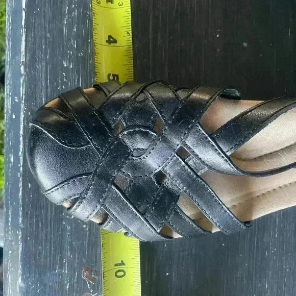 Earth Origins Women's Black Leather Sandal - Picture 6 of 8